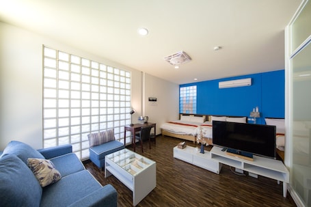 Deluxe Room (6 Guests) | Desk. Hanada Resort