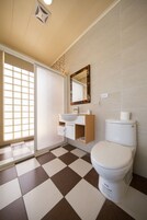 디럭스 쿼드룸 | 욕실 | 샤워 시설, 무료 세면용품, 슬리퍼, 타월