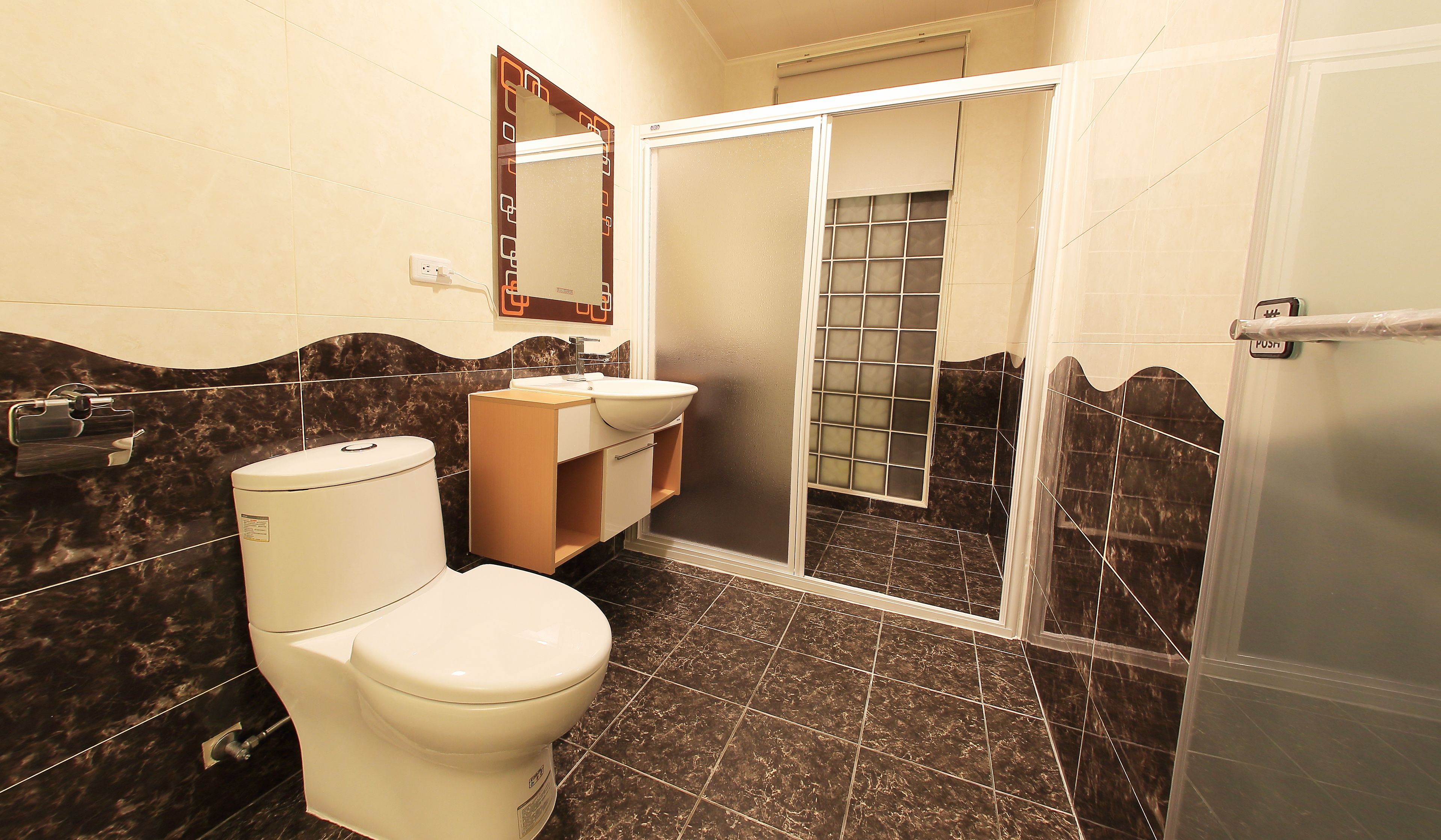 Douche, articles de toilette gratuits, chaussons, serviettes fournies