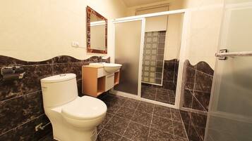 Douche, articles de toilette gratuits, chaussons, serviettes fournies
