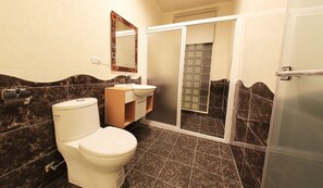 Shower, free toiletries, slippers, towels - Hanada Resort (Lyudao)