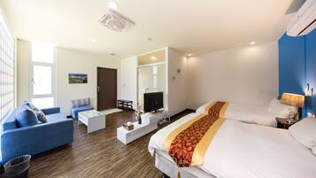 Deluxe Quadruple Room | Desk