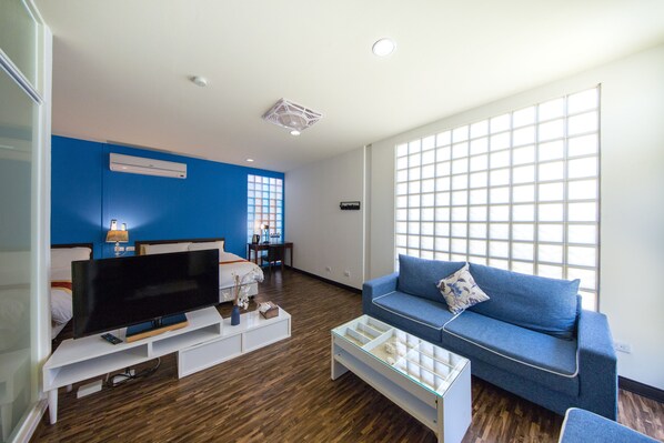 Deluxe-Vierbettzimmer | Wohnbereich | Flachbildfernseher