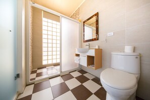 Deluxe-Vierbettzimmer | Badezimmer | Dusche, kostenlose Toilettenartikel, Hausschuhe, Handtücher