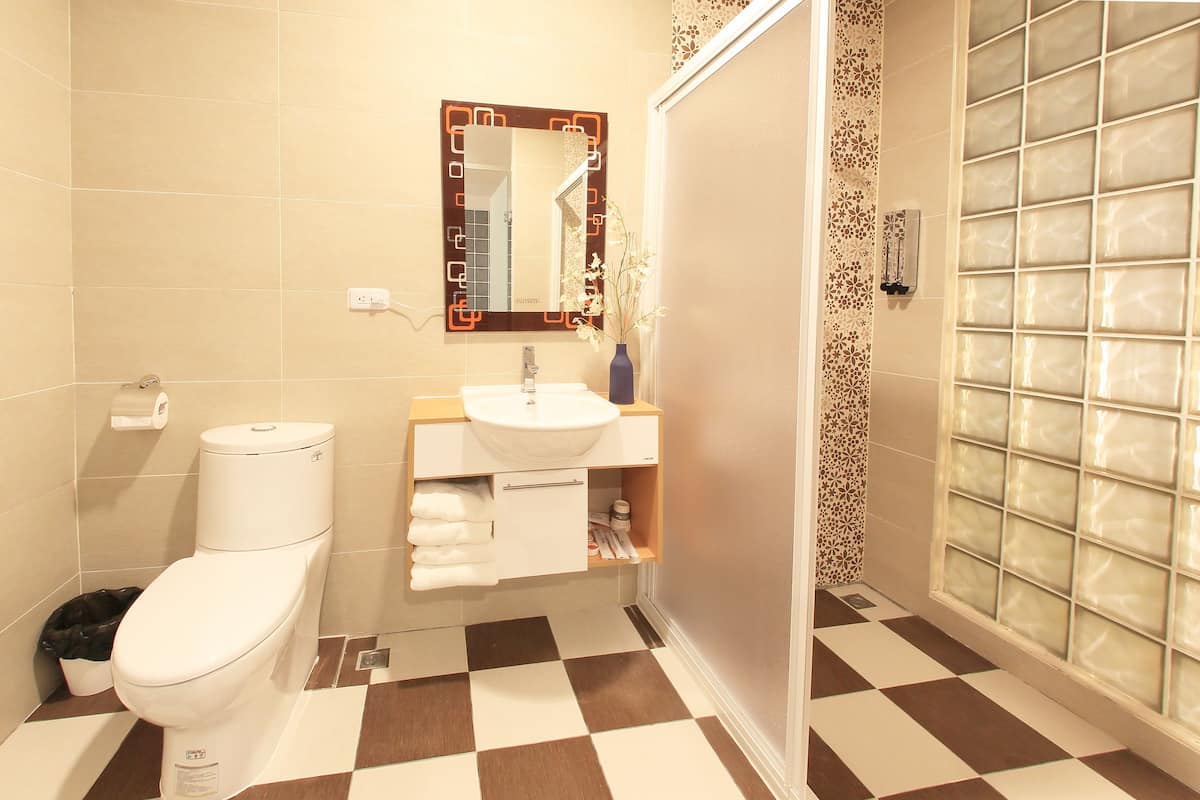 Dusche, kostenlose Toilettenartikel, Hausschuhe, Handtücher
