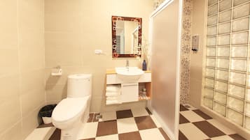 Regadera, amenidades de baño gratuitas, pantuflas, toallas