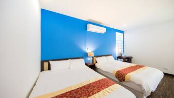 Deluxe Quadruple Room | Desk