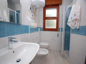 Apartment, 2 Bedrooms, Garden View | Bathroom | Shower, rainfall showerhead, bidet - Valgardena (Lignano Sabbiadoro)