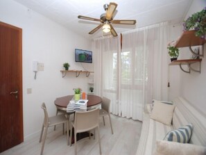 Apartment, 2 Schlafzimmer, Gartenblick | Wohnbereich | Flachbildfernseher