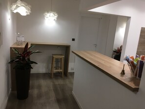 Großer Kühlschrank, Mikrowelle, Herdplatte