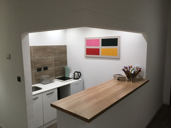 Habitación urbana | Cocina compartida | Refrigerador con congelador, microondas y parrilla de estufa 