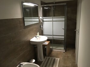 Comfort-Doppel- oder -Zweibettzimmer, mit Bad, Blick auf den Innenhof | Badezimmer