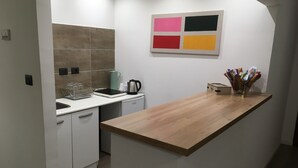 Camera City | Cucina condivisa | Macchina per tè/caffè, frigorifero con congelatore, microonde