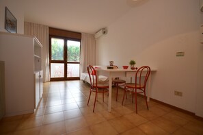 Apartment, Gartenblick | Essbereich im Zimmer