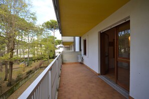 Studio - utsikt mot trädgården | Terrass/Patio