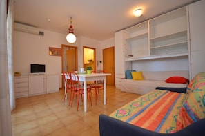 Studio, Garden View | In-room dining