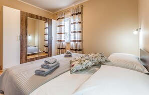 2 bedrooms, travel cot, free WiFi, bed sheets