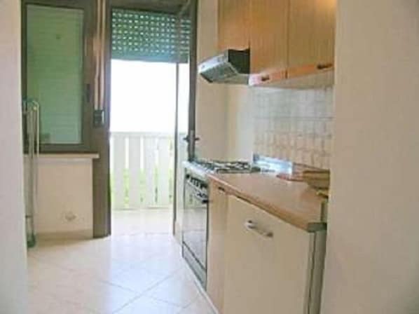 Appartement, 2 slaapkamers | Privékeuken | Een koelkast, een kookplaat, kookgerei, borden en bestek