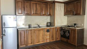 Apartemen, 1 kamar tidur, balkon, pemandangan laut | Dapur pribadi | Lemari es besar, microwave, oven, dan kompor