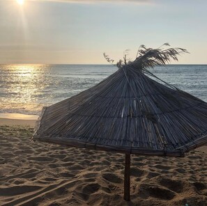 On the beach, beach cabanas, sun-loungers, beach umbrellas - Sunny Suites by Casa Del Mare (Varna)