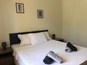 Apartment, 1 Schlafzimmer, Balkon, Meerblick | Individuell dekoriert, individuell eingerichtet, Schreibtisch