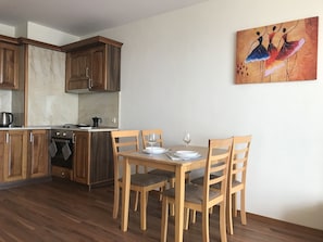 Apartment, 1 Bedroom, Balcony, Sea View | In-room dining