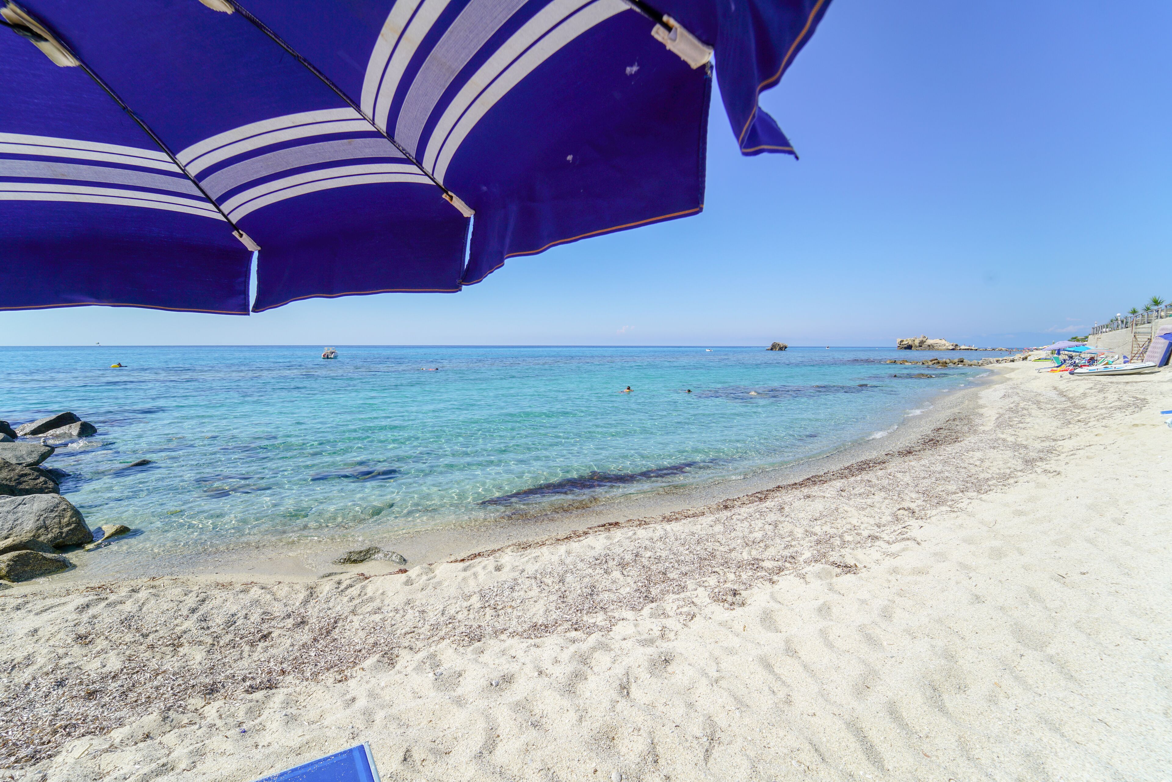 Plage privée à proximité, sable blanc, chaises longues, parasols