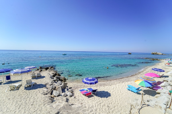 Playa privada en los alrededores, playa de arena blanca y camastros