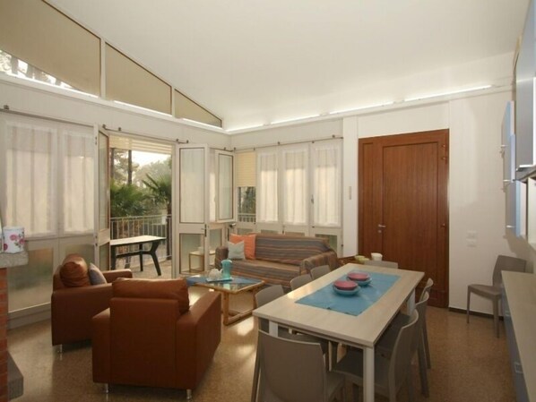 Apartment, 4 Bedrooms (E-9) | Living area