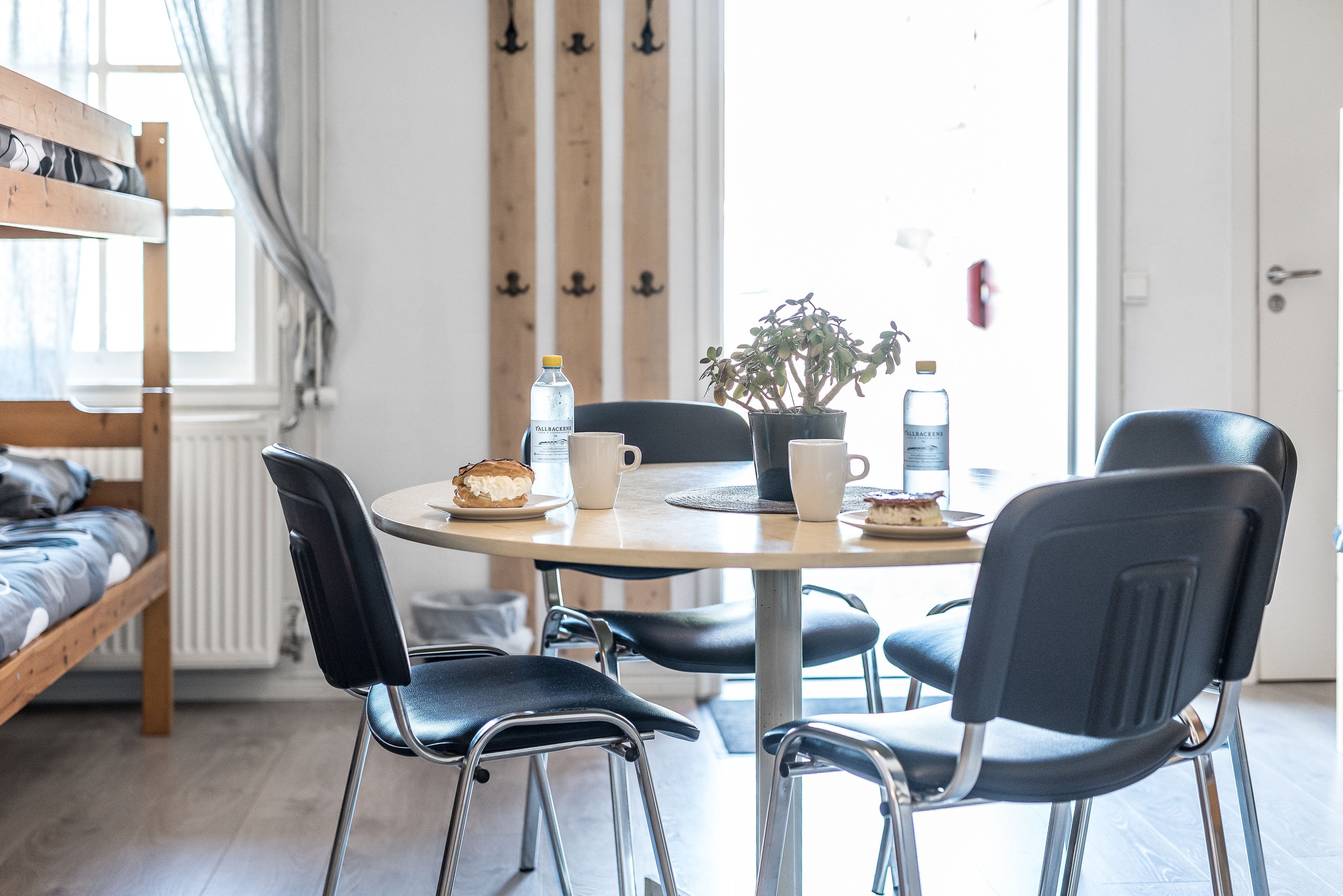 Kamar | Meja kerja, ruang kerja ramah laptop, dan tirai kedap cahaya