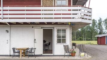 Bàn, khu vực làm việc phù hợp cho laptop, màn/rèm cản sáng