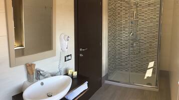 Dusche, Regendusche, Haartrockner, Bidet