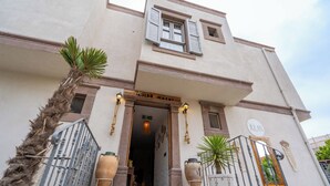 Un edificio con un letrero que dice "KILAN Hotel" en la entrada.