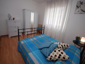 1 bedroom, cots/infant beds