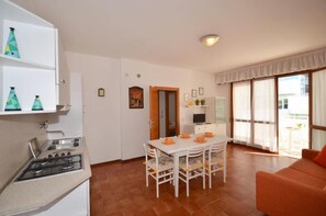 Fridge, stovetop, coffee/tea maker, cookware/dishes/utensils - Appartamenti Primavera (Lignano Sabbiadoro)
