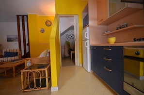 Vila, 4 quartos, vista para o jardim | Cozinha privada | Geladeira grande, micro-ondas, fogão, cooktop