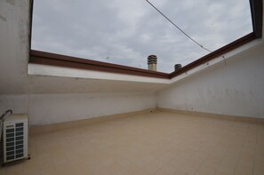 A room with a skylight, a radiator, and a tiled floor. - Villa Aurora (Lignano Sabbiadoro)