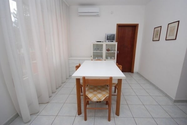 Apartment, 1 Bedroom | In-room dining
