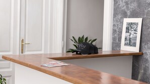 A wooden counter with a black cap and a framed photo on it. - N'Art Suites Napoli (Naples)