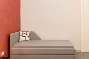 Escritorio y espacio para trabajar con laptop 