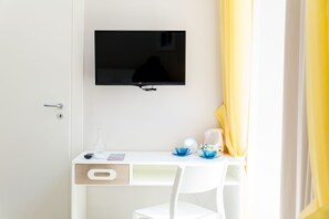 Standard Room | Television - N'Art Suites Napoli (Naples)