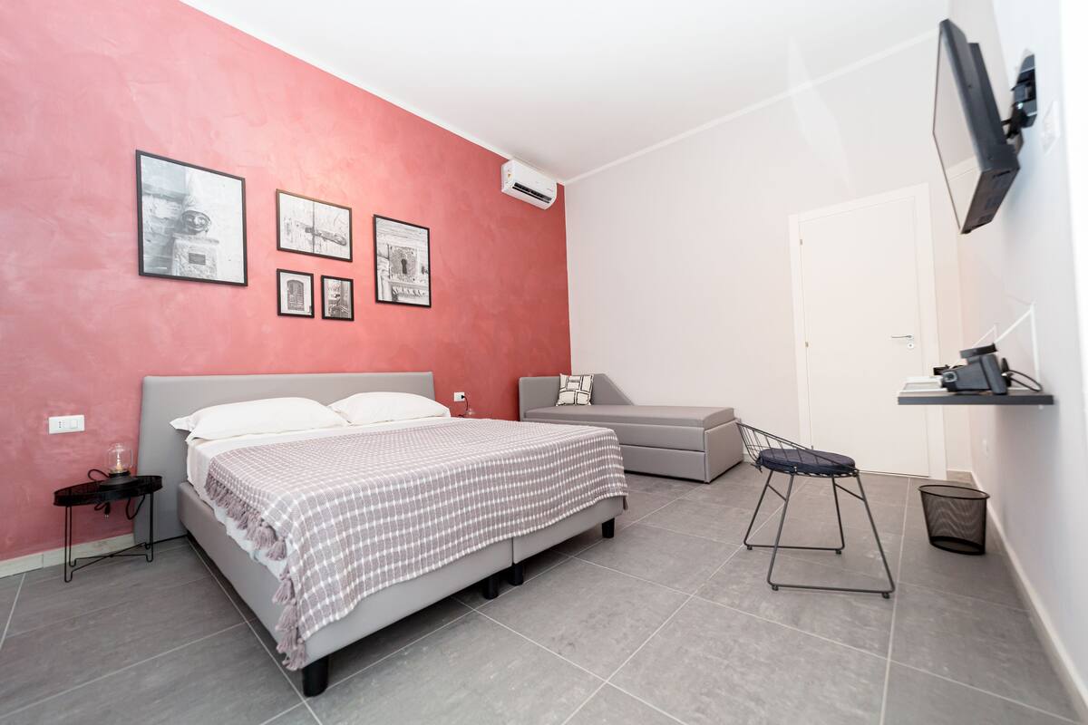Deluxe Room | Desk, laptop workspace, iron/ironing board (on request), WiFi (free)