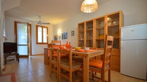 Villa, 2 soverom, hageutsikt | Spiseområde på rommet