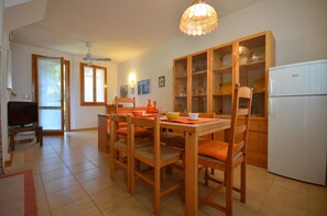 Villa, 2 chambres, vue jardin | Restauration dans la chambre