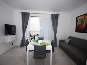 Apartment, 2 Schlafzimmer | Wohnbereich | Fernseher