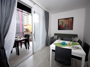 Apartment, 2 Schlafzimmer | Wohnbereich | Fernseher