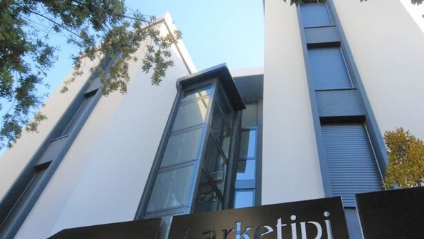 A modern building with a sign reading "arketipi". - Arketipi (Lignano Sabbiadoro)