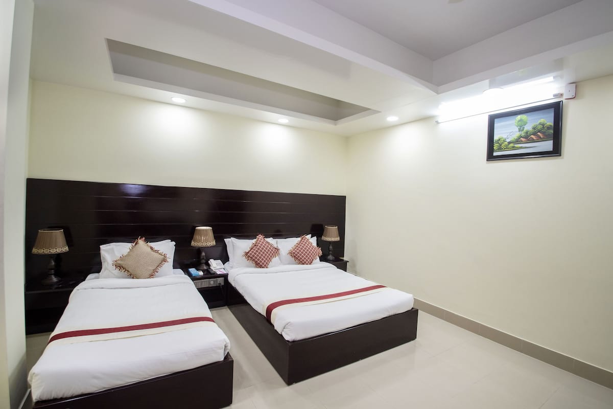 Deluxe-Dreibettzimmer | 1 Schlafzimmer, Schreibtisch, kostenloses WLAN, Bettwäsche