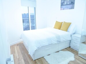 Iron/ironing board, free WiFi, bed sheets - Bright 2BR Apartments Quays (Salford)