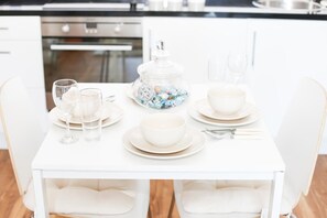 In-room dining - Bright 2BR Apartments Quays (Salford)